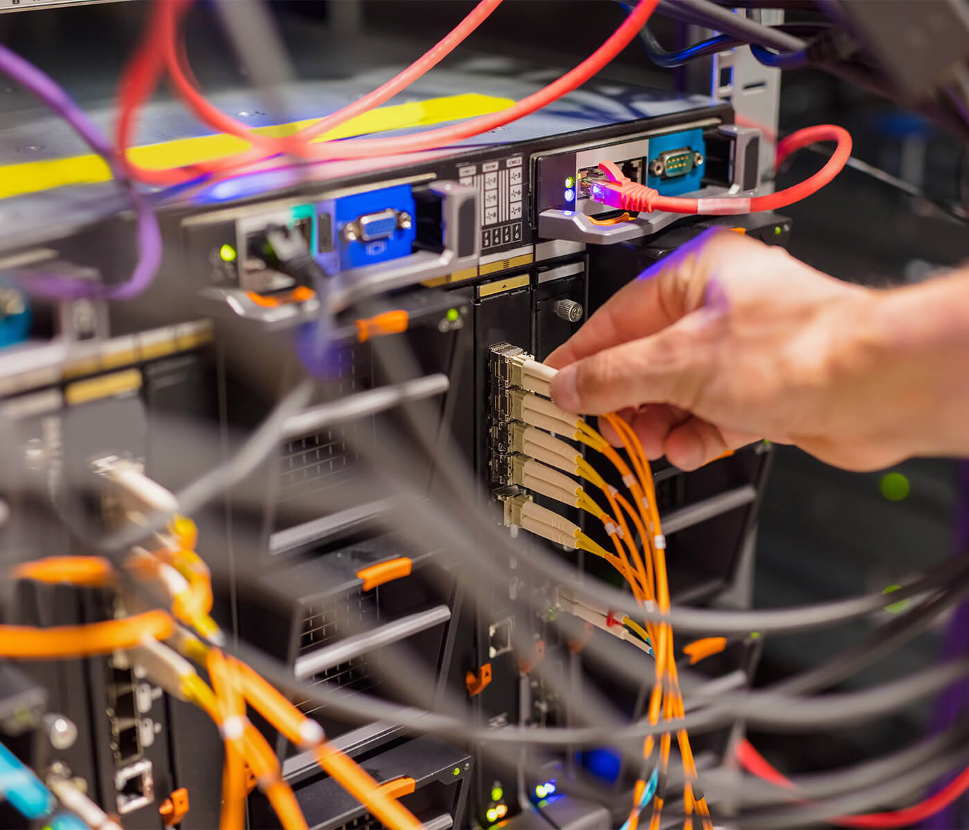 IT-specialist aan het werk met netwerkconfiguratie
