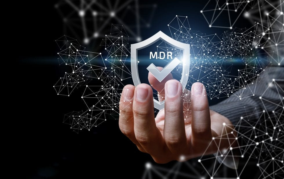 Een menselijke hand met schild voor Managed Detection and response