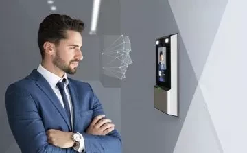 Man kijkt naar een Hikvision Face herkennings intercom