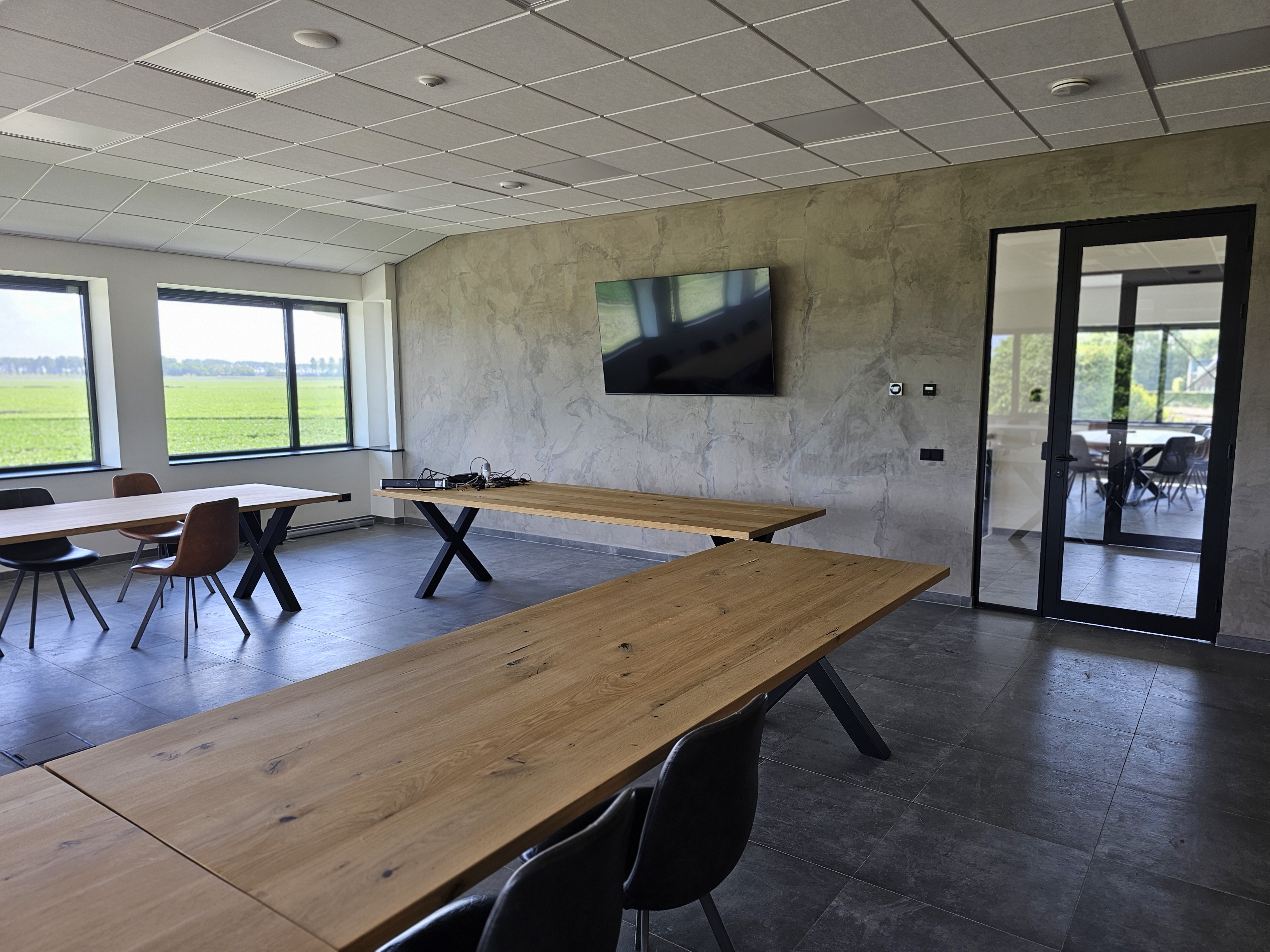 Mooi Samsung presentatiescherm bevestigd aan de wand