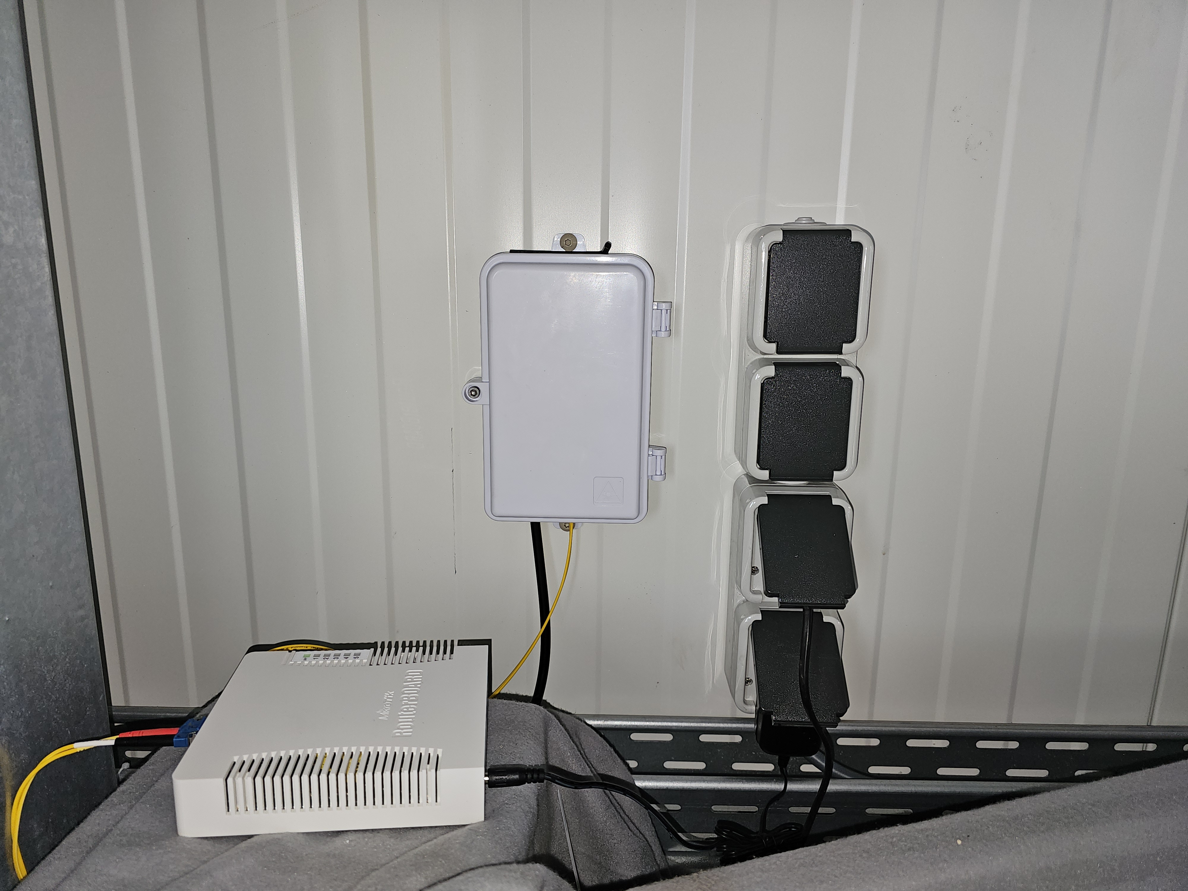 Afmontage van een glasvezelbox ten behoeve van glasvezel