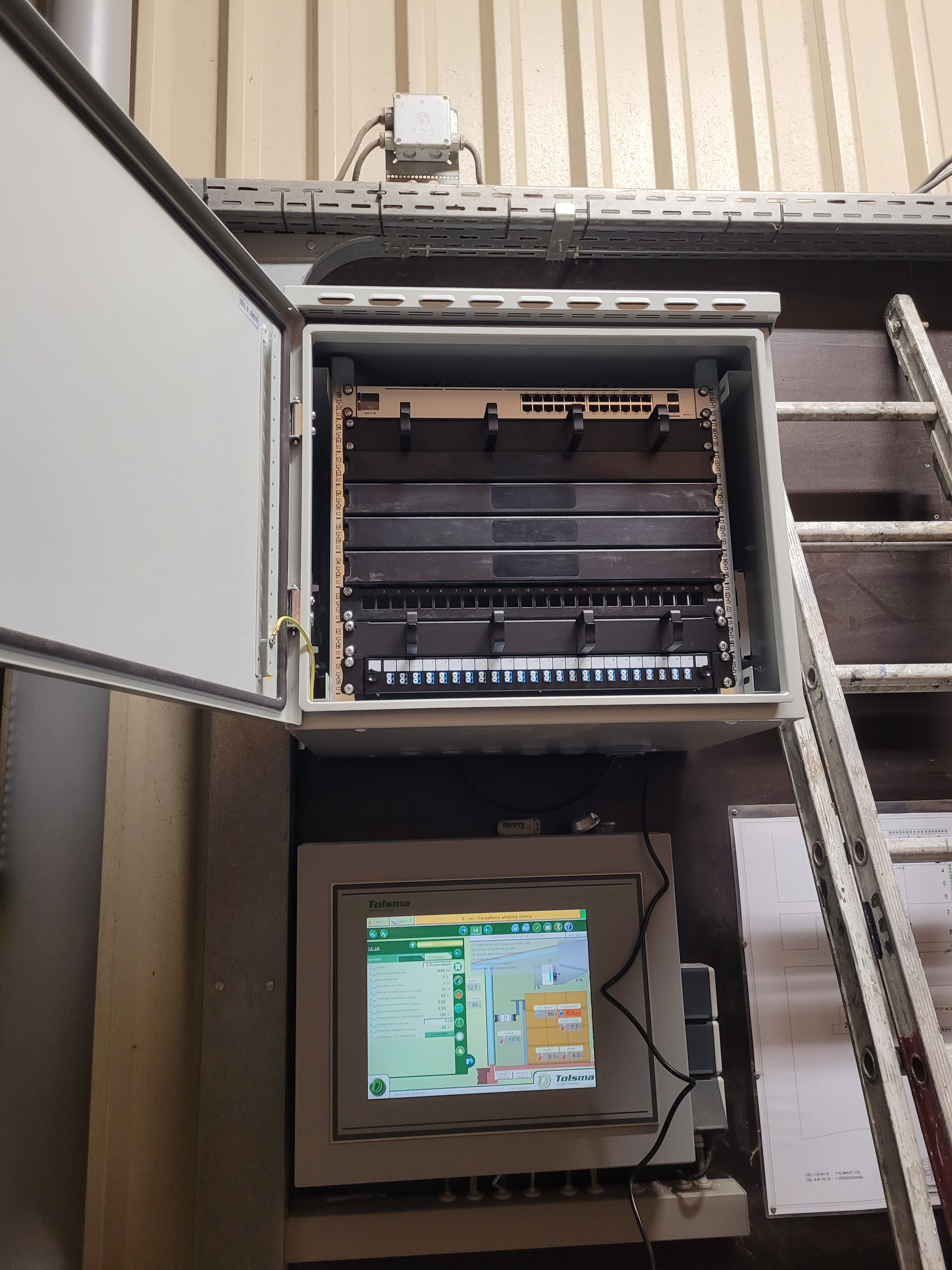 Opbouwen van nieuwe Patchkast met Unifi apparatuur en glaslade