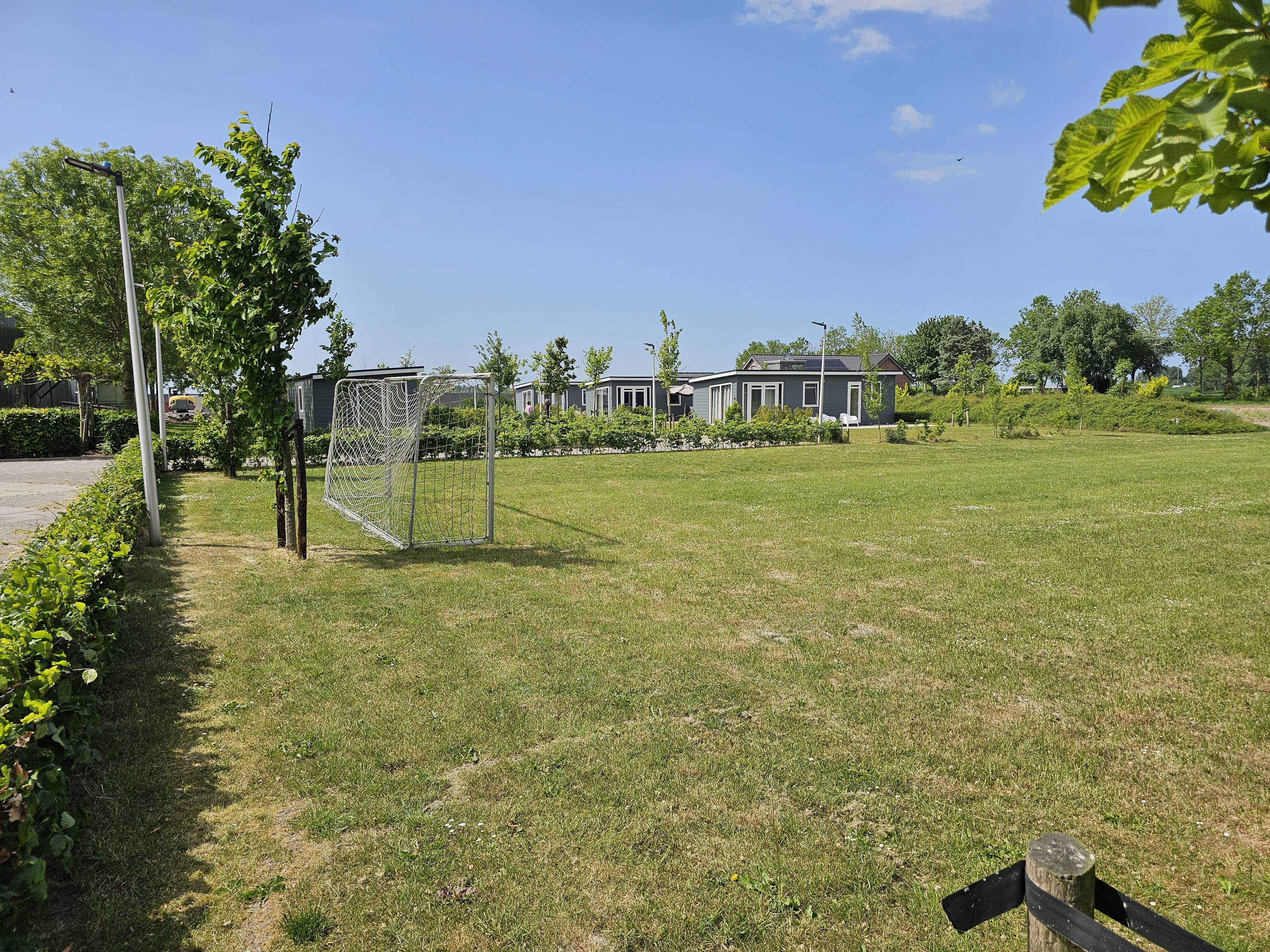 Woningen voor arbeidsmigranten met voetbalveld en veel groen
